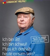 Älterer Mann in Werbeanzeige für das Mehrgenerationenhaus Berlin