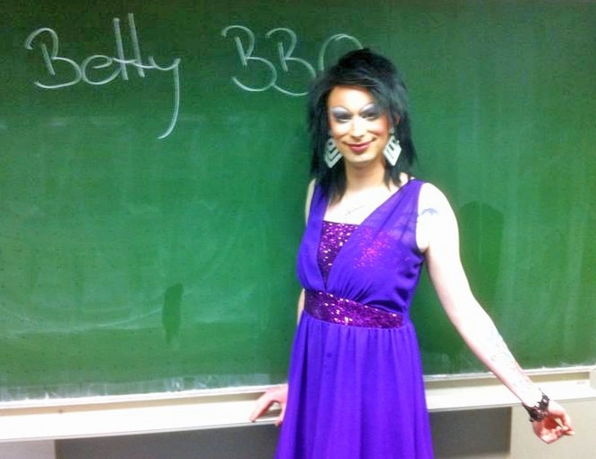 Im Fummel in die Schule – Die Drag-Queen Betty BBQ an einer Realschule in Baden-Württemberg