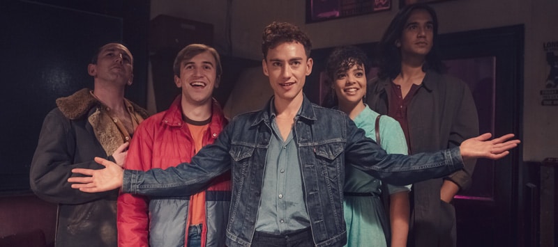 Szene aus Episode 2 der TV-Serie Gregory, Colin, Richie, Jill and Ash (von links nach rechts) (© RED Production Company & All3Media International)